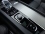 Volvo V60 B4 211pk Plus Dark / Sportstoelen / Panorama dak / Harman en Kardonn audio / Lightning pakket / Trekhaak / 360 graden camera /