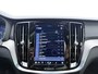 Volvo V60 B4 211pk Plus Dark / Sportstoelen / Panorama dak / Harman en Kardonn audio / Lightning pakket / Trekhaak / 360 graden camera /