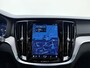 Volvo V60 B4 211pk Plus Dark / Sportstoelen / Panorama dak / Harman en Kardonn audio / Lightning pakket / Trekhaak / 360 graden camera /