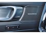 Volvo EX40 Performance Ultra Black Edition 82 kWh - Panorama/schuifdak - IntelliSafe Assist & Surround - 360º Camera - Harman/Kardon audio - Verwarmde voorstoelen, stuur & achterbank - Parkeersensoren voor & achter - Elektr. bedienb. voorstoelen met geheugen links - Draadloze tel. lader - Warmtepomp - Extra getint glas - Inklapbare trekhaak - 20' LMV