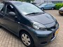Toyota Aygo 1.0-12V Cool / 5 DEURS / ZUINIG / KM+NAP / METALLIC / APK JUNI 2027