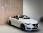 BMW 2-Serie Cabrio M235i - AUTOMAAT - PARELMOER WIT - LEER - NAVIGATIE - HARMAN KARDON - M PERFORMANCE UITLAAT