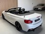BMW 2-Serie Cabrio M235i - AUTOMAAT - PARELMOER WIT - LEER - NAVIGATIE - HARMAN KARDON - M PERFORMANCE UITLAAT