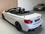 BMW 2-Serie Cabrio M235i - AUTOMAAT - PARELMOER WIT - LEER - NAVIGATIE - HARMAN KARDON - M PERFORMANCE UITLAAT