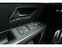 Peugeot E-3008 GT Long Range 97 kWh 230 Pk | OP VOORRAAD | UNIEK | WLTP 680 Actieradius | Trekhaak | Panoramisch Schuif/Kantel Dak | Alcantara Executive Interior