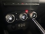 Renault Clio 90PK TCe Intens | Trekhaak | Armsteun | Navi | Parkeersensoren | Climate Control | Apple CarPlay/Android Auto | Cruise Control | Lichtmetalen Velgen | Full LED | Licht & Regen Sensor |