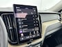 Volvo XC60 T6 Recharge Ultra Dark | 20" | Trekhaak | Panoramadak | Full LED | 360 Camera | Head-Up | Harman Kardon | Elektr. verst. Stoelen | Stoel/Stuur/Achterbankverwarming