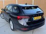Skoda Octavia Combi 1.0 e-TSI Ambition Automaat | Stoelverwarming | 17 inch lichtmetalen velgen | Metallic lak | Climate & cruise control | LED koplampen | Apple CarPlay/Android Auto | Parkeersensoren achter