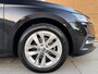 Skoda Octavia Combi 1.0 e-TSI Ambition Automaat | Stoelverwarming | 17 inch lichtmetalen velgen | Metallic lak | Climate & cruise control | LED koplampen | Apple CarPlay/Android Auto | Parkeersensoren achter