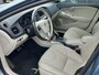 Volvo V40 Cross Country 2.0 T4 Nordic+ | Trekhaak | Panoramadak | Lederen Bekleding | Elektrisch Verstelbare Voorstoelen | Parkeerverwarming | Navigatie | Cruise Control Adaptief | BLIS | Keyless Entry