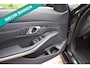 BMW 3-Serie 330e M-PAKKET/OPEN DAK /HEAD-UP/CAMERA/CARPLAY/SFEERVERLICHTING/LASER/MEMORY/BJ 2024