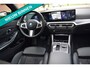 BMW 3-Serie 330e M-PAKKET/OPEN DAK /HEAD-UP/CAMERA/CARPLAY/SFEERVERLICHTING/LASER/MEMORY/BJ 2024