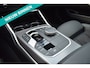BMW 3-Serie 330e M-PAKKET/OPEN DAK /HEAD-UP/CAMERA/CARPLAY/SFEERVERLICHTING/LASER/MEMORY/BJ 2024