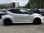 Toyota Yaris 1.5 Hybrid Executive HEAD-UP KEYLESS JBL-AUDIO STOEL/STUURVERWARMING PARK-SENSOREN LM-VELGEN 18" APPLE/ANDROID
