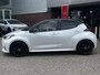 Toyota Yaris 1.5 Hybrid Executive HEAD-UP KEYLESS JBL-AUDIO STOEL/STUURVERWARMING PARK-SENSOREN LM-VELGEN 18" APPLE/ANDROID