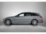 Mercedes-Benz C-klasse Estate 300 e Business Solution AMG | Comfortpakket Plus | Parkeerpakket met 360°-camera | Nightpakket | Middenconsole metaalstructuur | Trekhaak | Panoramaschuifdak | 19" multispaaks lichtmetalen AMG-velgen | GUARD 360° Plus |