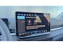Volkswagen T-Roc Life First Edition Inclusief €2000,- inruilvoordeel | 'App-Connect' draadloze smartphone integratie | Automatische afstandsregeling (Adaptive Cruise Control) | Buitenspiegels elektrisch instel-, verwarm- en inklapbaar