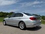 BMW 3-Serie 330e Centennial High Executive Automaat / 1e Eigenaar / Schuifdak / HUD / Sport-Leder / Camera / Navi / Clima / PDC /