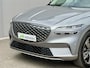Genesis GV70 AWD SPORT / Fabrieksgarantie tot 06-2029 / SOH 98,7% / 1.800 kg Trekgewicht / Schuif-/Kanteldak / Keyless Entry/Start / Apple Carplay Android Auto / Stuur- Stoel & Achterbank verwarming / Elektische Achterklep / Stoelventilatie / 360/Rondomzicht camera / CCS Snelladen / 20" Velgen /