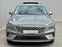 Genesis GV70 AWD SPORT / Fabrieksgarantie tot 06-2029 / SOH 98,7% / 1.800 kg Trekgewicht / Schuif-/Kanteldak / Keyless Entry/Start / Apple Carplay Android Auto / Stuur- Stoel & Achterbank verwarming / Elektische Achterklep / Stoelventilatie / 360/Rondomzicht camera / CCS Snelladen / 20" Velgen /