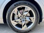 Genesis GV70 AWD SPORT / Fabrieksgarantie tot 06-2029 / SOH 98,7% / 1.800 kg Trekgewicht / Schuif-/Kanteldak / Keyless Entry/Start / Apple Carplay Android Auto / Stuur- Stoel & Achterbank verwarming / Elektische Achterklep / Stoelventilatie / 360/Rondomzicht camera / CCS Snelladen / 20" Velgen /