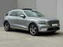 Genesis GV70 AWD SPORT / Fabrieksgarantie tot 06-2029 / SOH 98,7% / 1.800 kg Trekgewicht / Schuif-/Kanteldak / Keyless Entry/Start / Apple Carplay Android Auto / Stuur- Stoel & Achterbank verwarming / Elektische Achterklep / Stoelventilatie / 360/Rondomzicht camera / CCS Snelladen / 20" Velgen /