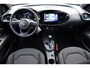Toyota Aygo X Hybrid 115 Play. Apple Carplay, Extra Getint glas, Android Auto, Adaptieve cruise control, Parkeercamera, Road sign assist.