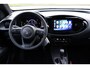 Toyota Aygo X Hybrid 115 Play. Apple Carplay, Extra Getint glas, Android Auto, Adaptieve cruise control, Parkeercamera, Road sign assist.