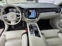 Volvo V60 Cross Country 2.0 T5 AWD Pro | Trekhaak | Panoramadak | Head-up Display | Harman Kardon Audio | Parkeerverwarming | 360 Graden Camera | Parkeersensoren | Stoelverwarming voor en achter | Elektrisch Verstelbare Voorstoelen | Cruise Control Adaptief | BLIS