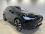 Volvo XC60 2.0 Recharge T6 AWD R-Design | Navigatie/Android/Apple Carplay | LM Velgen 22" | Voorstoelen Verwarmd | Lederen Bekleding | Cruise Control Adaptief | Airco |