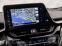 Toyota C-HR / C-HR+ 1.8 Hybrid Sport Automaat (NAVIGATIE, CAMERA, JBL AUDIO, STOELVERWARMING, KEYLESS, SPORTSTOELEN, GETINT GLAS, ADAPTIVE CRUISE, NIEUWSTAAT)