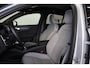Volvo EC40 Extended Range Ultra 82 kWh - Panoramadak - IntelliSafe Assist & Surround - 360º Camera - Harman/Kardon audio - Verwarmde voorstoelen, stuur & achterbank - Parkeersensoren voor & achter - Elektr. bedienb. voorstoelen met geheugen links - Draadloze tel. lader - Warmtepomp - Extra getint glas - Inklapbare trekhaak - 20' LMV