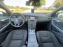 Volvo S60 1.6 T4 Kinetic 180PK AUTOMAAT! Navi l Cruise l LED l Airco ECC! 1e eigenaar l NL AUTO DEALER OH l NIEUWSTAAT!