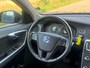 Volvo S60 1.6 T4 Kinetic 180PK AUTOMAAT! Navi l Cruise l LED l Airco ECC! 1e eigenaar l NL AUTO DEALER OH l NIEUWSTAAT!