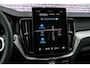 Volvo XC60 2.0 T8 Plug-in hybrid AWD Ultra Black Edition Executive | Luchtvering | 22" | Gelamineerd Glas | Bowers & Wilkins | Stoelmassage & Ventilatie | Stoel & Stuurverwarming | 360 Camera | Pilot Assist | BLIS |