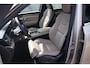 Volvo XC90 2.0 T8 Plug-in hybrid AWD Plus Bright Geventileerd nappa leder | Harman Kardon Audio | 22" Lichtmetalen velgen | Google Services | Parkeersensoren vóór + achter | Parkeercamera | Luchtvering | Charcoal hemelbekleding | Stoelverwarming | Stuurwielverwarming |