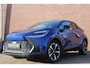 Toyota C-HR / C-HR+ 1.8 Hybrid 140 Dynamic Nieuw en direct leverbaar met € 3.500, - voordeel Dodehoekdetectie, Parkeersensoren Voor & Achter, Adaptief Cruise & Climate Control, Apple Carplay / Android Auto, Nieuw