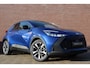 Toyota C-HR / C-HR+ 1.8 Hybrid 140 Dynamic Nieuw en direct leverbaar met € 3.500, - voordeel Dodehoekdetectie, Parkeersensoren Voor & Achter, Adaptief Cruise & Climate Control, Apple Carplay / Android Auto, Nieuw