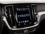 Volvo V60 2.0 B3 Sport 177Pk Automaat (APPLE CARPLAY, GROOT NAVI, PARKEERSENSOREN, GETINT GLAS, SPORTSTOELEN, DAKRAILS ZWART, LED KOPLAMPEN, NIEUWE APK, NIEUWSTAAT)