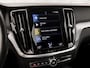 Volvo V60 2.0 B3 Sport 177Pk Automaat (APPLE CARPLAY, GROOT NAVI, PARKEERSENSOREN, GETINT GLAS, SPORTSTOELEN, DAKRAILS ZWART, LED KOPLAMPEN, NIEUWE APK, NIEUWSTAAT)
