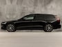 Volvo V60 2.0 B3 Sport 177Pk Automaat (APPLE CARPLAY, GROOT NAVI, PARKEERSENSOREN, GETINT GLAS, SPORTSTOELEN, DAKRAILS ZWART, LED KOPLAMPEN, NIEUWE APK, NIEUWSTAAT)
