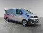 Opel Vivaro-e Electric L3 75 kWh 136pk | Houten afwerking laadruimte | Full LED koplampen | 17 inch lichtmetalen velgen | Surround View | Multimedia | Draadloze Apple Carplay en Android Auto | NAVI | Dode hoek detectie | Achteruitrijcamera | Parkeersensoren voor en achter | Mistlampen | Elektrisch inklapbare spiegels | Automatische verlichting | Stuurwielbediening | LED laadruimteverlichting | Bank voorpassagiers | Bestuurdersstoel comfort | Scheidingswand comfort met raam | Reservewiel | van €50.120 voor €38.495 ex. BTW rijklaar