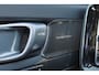 Volvo EX40 Performance Ultra 82 kWh - Panorama/schuifdak - IntelliSafe Assist & Surround - 360º Camera - Harman/Kardon audio - Verwarmde voorstoelen, stuur & achterbank - Parkeersensoren voor & achter - Elektr. bedienb. voorstoelen met geheugen links - Draadloze tel. lader - Warmtepomp - Extra getint glas - Inklapbare trekhaak - 20' LMV