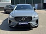 Volvo XC60 2.0 T6 Plug-in hybrid AWD Plus Dark | BOMVOL!! | 22K KM!! | STOEL STUURVERWARMING | PANO | ELEK. TREKHAAK | ADAP. CRUISRE | MEM. STOELEN | ACHTERBANK VERWARMD | ELEK. ACHTERKLEP | 12 MND BOVAG GARANTIE | DEALER ONDERHOUDEN |