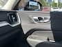 Volvo XC60 2.0 T6 Plug-in hybrid AWD Plus Dark | BOMVOL!! | 22K KM!! | STOEL STUURVERWARMING | PANO | ELEK. TREKHAAK | ADAP. CRUISRE | MEM. STOELEN | ACHTERBANK VERWARMD | ELEK. ACHTERKLEP | 12 MND BOVAG GARANTIE | DEALER ONDERHOUDEN |