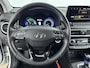 Hyundai Kona 1.6 GDI HEV PREMIUM | TREKHAAK | LEDER | NAVI | CLIMA | CRUISE ADAPT. | CAMERA | 18'' LM VELGEN | APPLE CAR PLAY & ANDROID AUTO | STOEL- & STUURVERWARMING |
