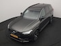 Volvo XC90 T8 Recharge AWD R-Design 7 Persoons LONG RANGE PHEV 455pk Dealer O.H. | Trekhaak Af Fabriek | Adaptive Cruise | 360 Camera | Harman / Kardon | Lederen Sportstoelen Memory & Verwarmd | Keyless | Blis | Apple Carplay | Stuur Verwarmd | Navigatie | DAB | Plug In Hybrid |