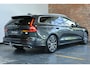Volvo V60 T8 Recharge AWD Inscription | Semi-Electrische Wegklapbare Trekhaak | Panoramadak | Verwarmbare voorstoelen en stuurwiel | Adaptieve cruise control | Apple carplay/Android auto | Keyless Entree | Parkeer sensoren voor + achter | Parkeercamera