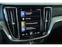 Volvo V60 T8 Recharge AWD Inscription | Semi-Electrische Wegklapbare Trekhaak | Panoramadak | Verwarmbare voorstoelen en stuurwiel | Adaptieve cruise control | Apple carplay/Android auto | Keyless Entree | Parkeer sensoren voor + achter | Parkeercamera