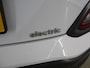 Hyundai Kona Electric EV Fashion 64 kWh | SOH 96% | Trekhaak | HUD | Navigatie | Ele. verstelbare stoelen | Camera | DAB | Apple CarPlay/Android Auto | Stoel/Stuurverwarming | Adaptieve Cruise Control | KRELL Audio |